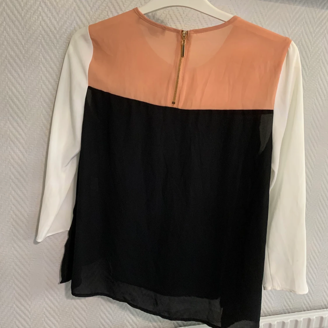 Blus med dragkedja där bak - 90