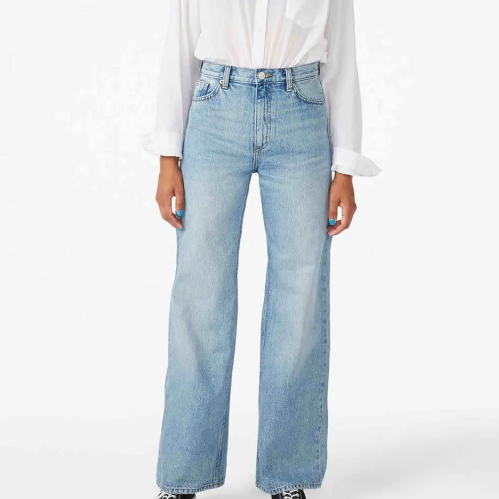 Jääätte snygga trendiga jeans ifrån Monki i modellen YOKO. Helt slutsålda överallt och i butik. Dem är vida och raka samt ljusblåa. Använda fåtal ggr, bra skick!🦋 Vid intresse skriv💗 frakt tillkommer!. Jeans & Byxor.