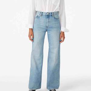 Jääätte snygga trendiga jeans ifrån Monki i modellen YOKO. Helt slutsålda överallt och i butik. Dem är vida och raka samt ljusblåa. Använda fåtal ggr, bra skick!🦋 Vid intresse skriv💗 frakt tillkommer!