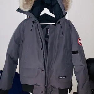Äkta canada goose jacka ( bombar) - Canada goose jacka storlek s/m köpt okt/nov 2019 kvitto allt finns kvar !     Ny pris 8999