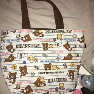 Rilakkuma väska💗 - Köpte från Thailand i Sanrio. Super gullig och väskan har gott om platser🧸