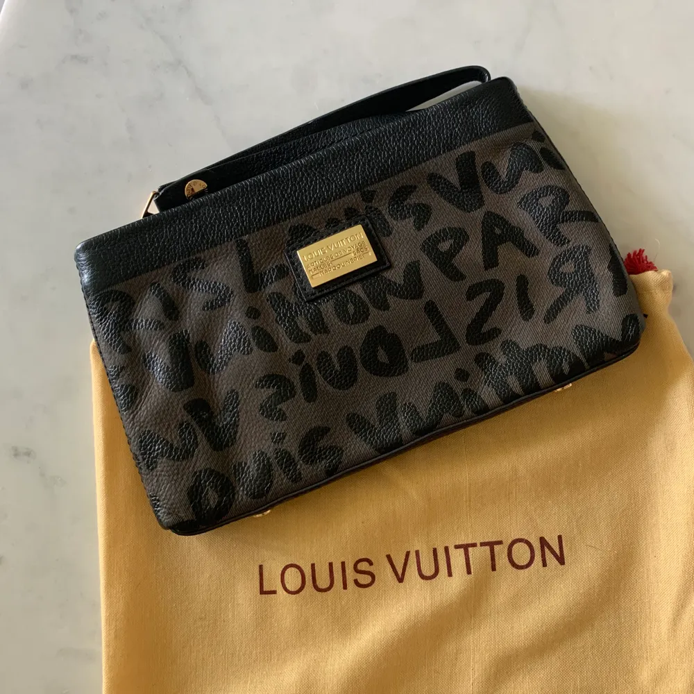 LV clutch. Kopia AAA kvalité i äkta mjuk läder. . Accessoarer.