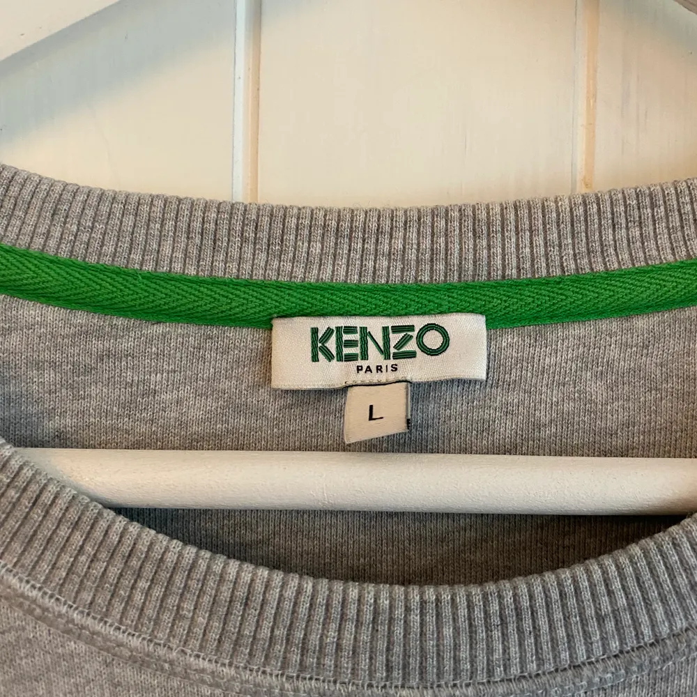 Limited edition Kenzo tröja, köpt på NK i sthlm, har letat men hittar tyvärr inte kvitto men den är köpt för 2229, strl L men dom är små i strl så skulle mer säga en S/M. Tröjor & Koftor.
