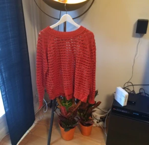  - Stickad orange tröja från Lindex. Lite mer åt orangehållet än vad bilden visar. Oanvänd! 