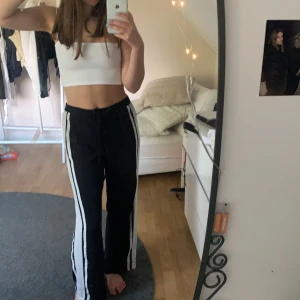 Vida Byxor  - Vida byxor i bra skick. Har knappt används och kommer inte till användning då jag har liknande:) (köpare står för frakt)