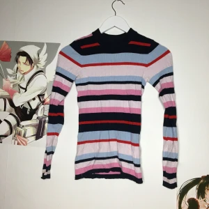 Randig färgglad tight tröja strl: XS - Tight men väldigt stretchig tröja! Passar även på strl S. Skriv gärna om du vill ha mer bilder/bilder med plagget på - hade inte möjligheten att ta bild med alla plagg på :) TVÄTTAS EFTER BILD TAGEN kramiskrambjörn på dig