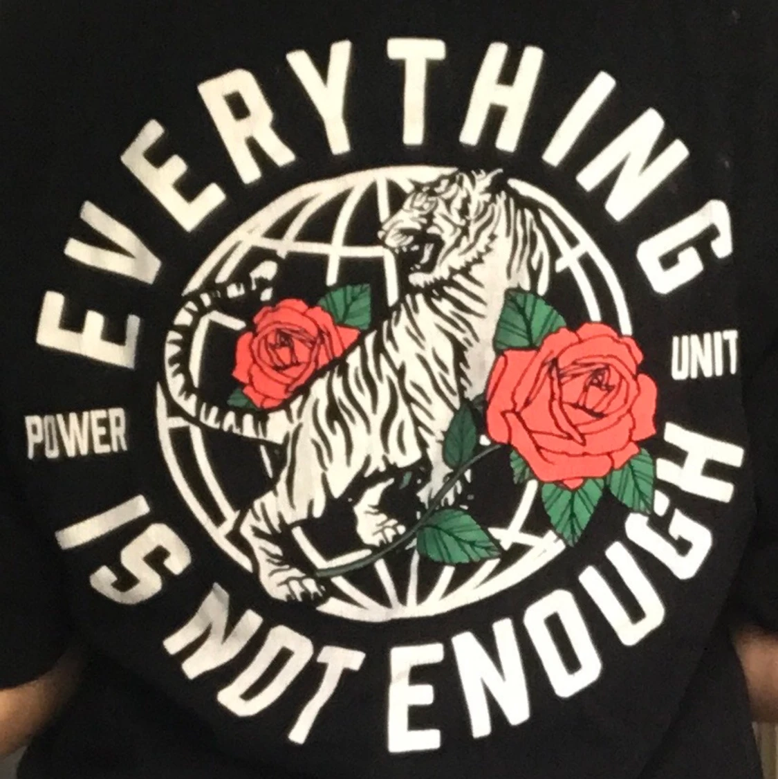 Svart T-shirt med tryck på ryggen - 90