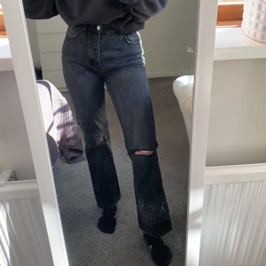 Raka jenas - Svarta raka jenas från pull & bear i stolek 36, egenklippta hål på knäna. Supersnygga!