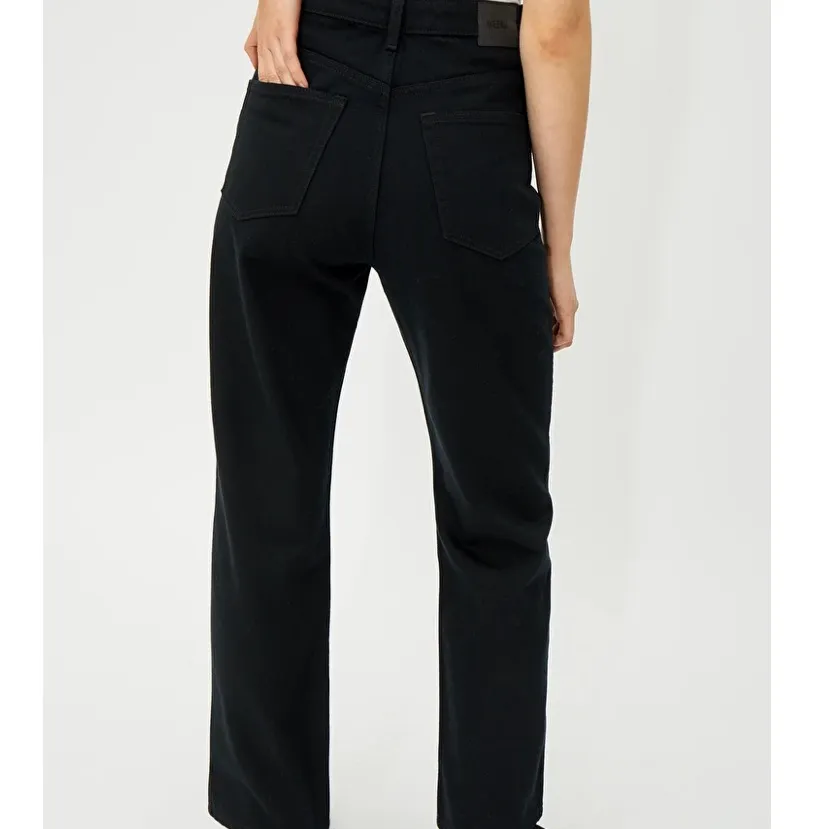 jätte fina, svarta, weekday jeans i modellen Rowe. Sitter jätte snyggt och är i bra skick. Köparen står för frakten!. Jeans & Byxor.