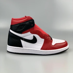 Jordan 1 High satin snake - Säljer ett par Jordan 1 High Satin Snake, de har aldrig använda eller provade de är bara upptagna för foton. Jag fraktar alltid spårbart och dubbel boxat✅.                             Har ni några frågor hör gärna av er