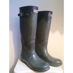 - Hunter gummistövlar. Nästan oanvända. 
Följer med helt oanvända vita foderstrumpor.
