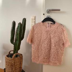 En söt, rosa topp från Zaras Spring Collection 2017. Strl M. OBS!!! Fraktkostnad kan ändras vid köp av plagg (beroende på ifall en större påse behövs)