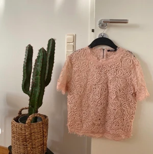 Zara, rosa topp  - En söt, rosa topp från Zaras Spring Collection 2017. Strl M. OBS!!! Fraktkostnad kan ändras vid köp av plagg (beroende på ifall en större påse behövs)