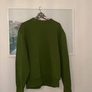 Grön, as skön, oversized sweatshirt med orange tryck bak. Storlek M (oversized) Jätte skönt material! Säljer för 200!