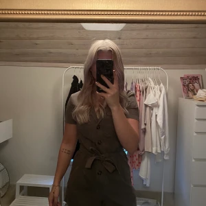 Playsuit - Playsuit från H&M, tyvärr inte fått användning för. Militärgrön färg