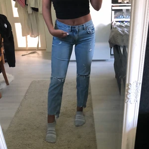 Slitna Boyfriend Jeans från Zara - Slutsålda blåa boyfriend jeans från Zara, använda 2 gånger och därmed i bra skick, frakt 59kr.