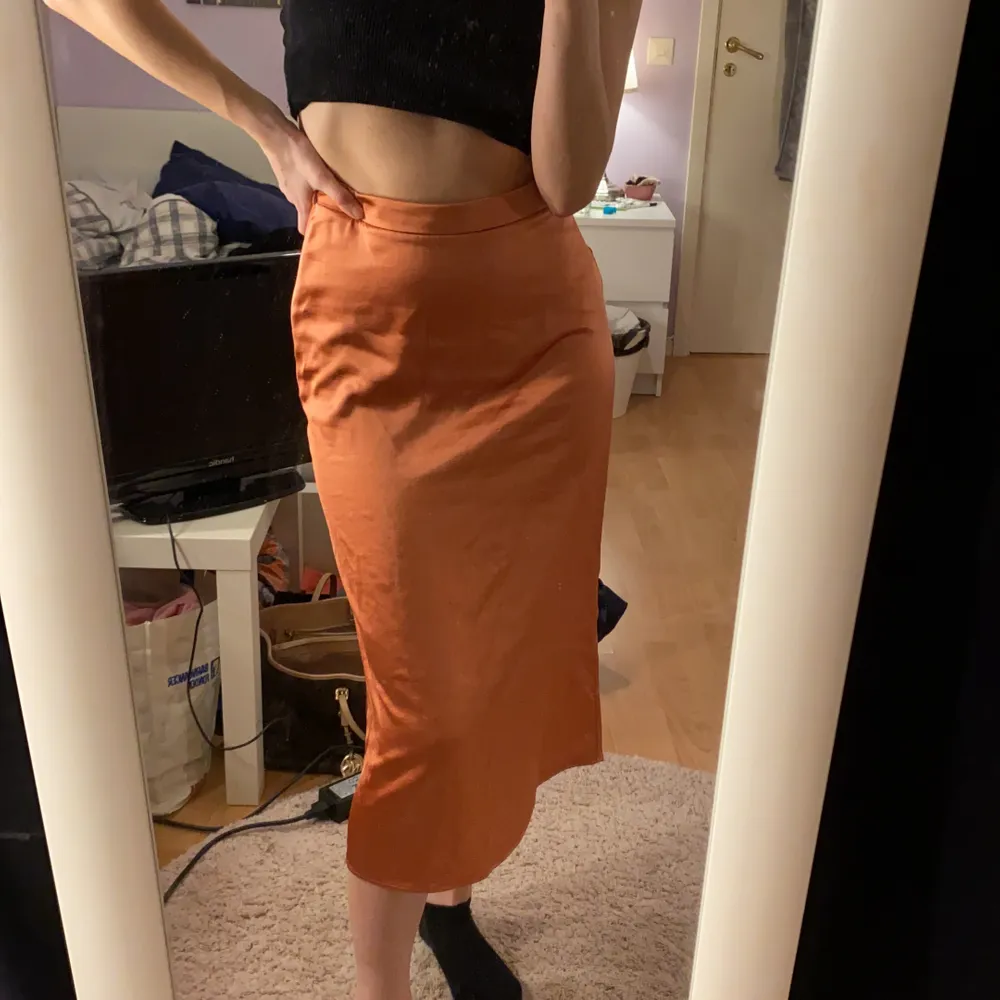 En lång kjol från Kappahl, aldrig använd! Storlek 34 och jag är 167 cm om någon undrar:). Kjolar.
