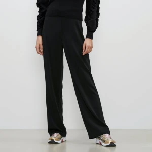 Svarta kostymbyxor - Kostymbyxor i mjukt, fallande material från Bik bok. De heter Andrine wide leg trousers och nypris är 299 kr. Kolla gärna in dem på Bik bok för att se i högre kvalitet, skickar självklart egna bilder vid intresse 😊 Supersnygga men tyvärr var de för små på mig (köpte på plick), jag brukar ha S-M i byxor, men dessa var för tajta över höfterna på mig så grenen skar in... Rätt så långa, hög midja, dragkedja i sidan. De är använda men i gott skick. Fråga om det är något!