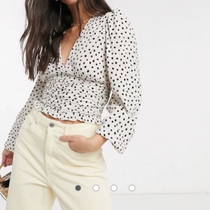 Stradivarius blus - Supersöt blus från stradivarius, slutsåld nästan överallt. Nypris 300kr. Fint skick, stl L men passar även en s/m beroende på vilken bh-kupa man har. Frakt tillkommer med 44kr💘