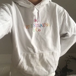 Skitsnygg Levi’s Hoodie - Skitsnygg knappt använd vit Levi’s hoodie i storlek XS, men känns som S! 