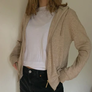 Trendig kofta - Säljer denna trendiga kofta! Storlek S med guld detaljer⚡️