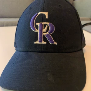 Colorado Nike keps - En Colorado keps av Nike, köpt second hand. Har en fläck längst fram som var där när jag köpte den och som fortfarande inte går bort. Annars i bra skick! 