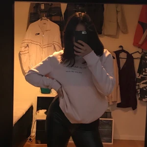 Ljusrosa hoodie - Säljer denna ljusrosa hoodie från Gina då jag inte riktigt tycker att den passar mig. Den äe sjukt finnigt tjock så den är perfekt till hösten. Den är M men sitter bra på en S som mig själv. Nypris 300. Mitt pris 125. Buda gärna nedan eller skriv till mig privat💕💕