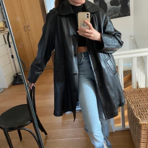 Svart oversized skinnkappa - Köpt secondhand, använd en gång, äkta skinn, supermjuk men lite foder i så funkar längre in på hösten. Strl 40 men snyggt oversized på mig som har S 