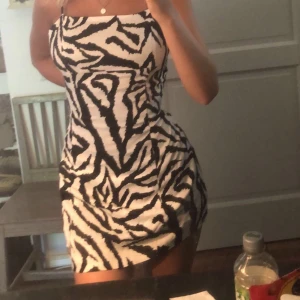 Klänning - En skitsnygg zebra klänning inköpt från Zara men har för mycket kläder så måste sälja💛 använd ca 2 gånger så i toppskick 💛 