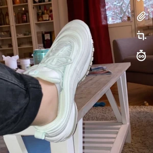 Nike Air max 97 ”barely green” - Bra skick, inte så mycket använda, priset är ej hugget i sten. Skriv för mer bilder (lite små i storleken)