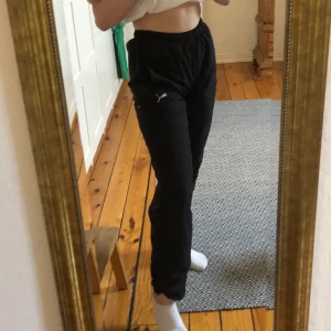Pösiga vintage Puma byxor - Storlek: S. Resårband längst midjan och är knappt använda. Mycket bra skick!