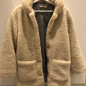 Jacka Mango  - Så mysig jacka från Mango, köpt förra året. Beige färgad i storlek XS/S. Jättefint skick, skriv om du vill ha fler bilder💞