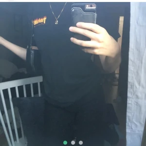 Trasher - Trasher tröja collab med vans.Knappt använd och köpt här på plick för runt 400.Bild tagen från mitt förra konto som jag ej kommer in på!!