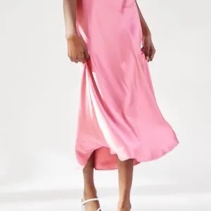 Lång rosa siden kjol från Zara i storlek XS/S. Jättefint skick. . Kjolar.