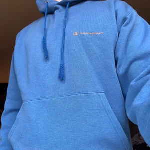 Blå champion hoodie - En vintage champion hoodie jag köpte second hand. Den är i bra skick, men det finns små deffecter, be om fler bilder om du vill se. Storlek M.  köpare står frakt 63 spårbart 📦 bud på 190 just nu ❤️
