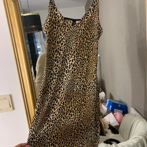 Klänning- H&M - Säljer den här fina klänningen då den aldrig kommit till användning för mig. Den sitter fint om kroppens former och är bekväm. Storlek 32 men passar 32-36 skulle jag säga då den passar mig om jag är 34-36.