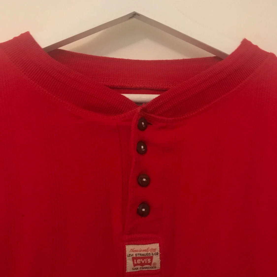 Röd tjocktröja från Levi’s.  - 90