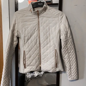 Jacka från DVRS - Lite slitna knappar. Storlek S.