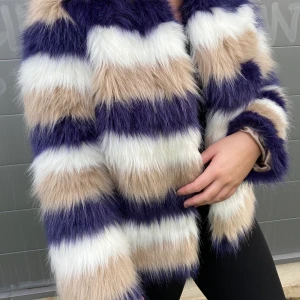 Pälsjacka strl 38 💜 - Säljer den här fake pälsjackan från NAKD. Knappt använd. Köparen står för frakt, 63kr💜