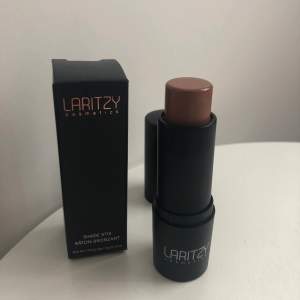Laritzy cosmetics highlighter stick i färgen ’aloha’, nypris 215 kr, aldrig använd