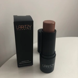 Laritzy Cosmetics Shade Stix ’aloha’ - Laritzy cosmetics highlighter stick i färgen ’aloha’, nypris 215 kr, aldrig använd