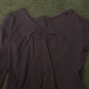 Lila tröja - Säljer för 60 kr med gratis frakt!