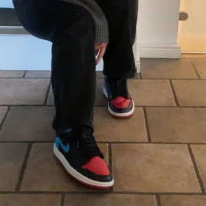 Jordan 1 Retro High NC to Chi sneakers  - Säljer mina älskade jordans då de tyvärr inte kommer till användning. De är inköpta på Nike sneakers appen och sparsamt använda. Cond: 9/10. Buda i kommentarerna! Högsta bud får de! 38,5 men är små i storleken. Passar mig bra som pendlar mellan 37 och 38❤