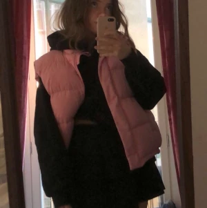 Rosa väst - Jag säljer en rosa väst som är i storlek M men passar även S och XS. Aldrig använd, nyskick. Säljer endast för 500kr+ frakt 