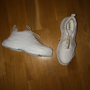 Vita sneakers  - Helt oanvända vita chunky sneakers, snörena är utbytta mot vita istället för svarta❤️❤️