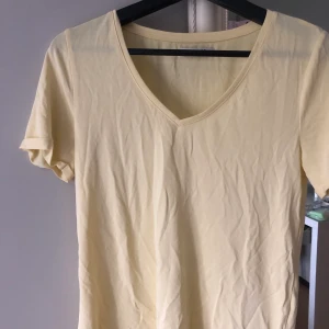 t shirt - Asfin gul tshirt som inte kommit till användning. Köparen står för frakt