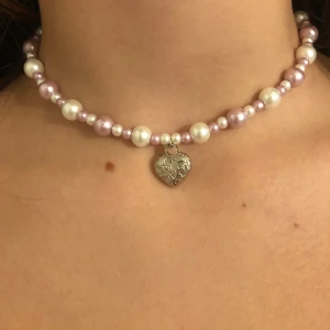 Pärlhalsband med berlock💖💖 - Jag säljer detta superfina halsbandet som jag gjort själv för 55 kr+frakt.💓💓