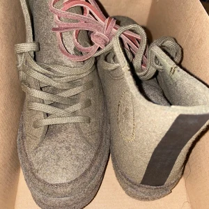 Converse x JW Anderson felt Chuck Taylor 70’s HI - Dessa är helt oanvända Converse i militärgrönt, de är fortfarande kvar i samma box de kom i. Priset går att diskutera vid snabb affär. 
