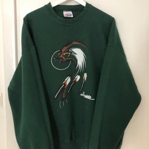 Grön Vintage Oversized Collagetröja - Vintage Oversized Collagetröja i storlek L med tryck. Budgivning börjar på 200 ✨✨