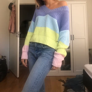 Stickad regnbågsfärgad tröja  - En jättefin och härlig flerfärgad tröja från Hollister! Använd typ 4 gånger 